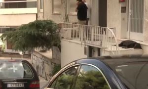 Μίκης Θεοδωράκης – Συγκινεί η εικόνα του σκύλου του που θρηνεί στο πλατύσκαλο του σπιτιού