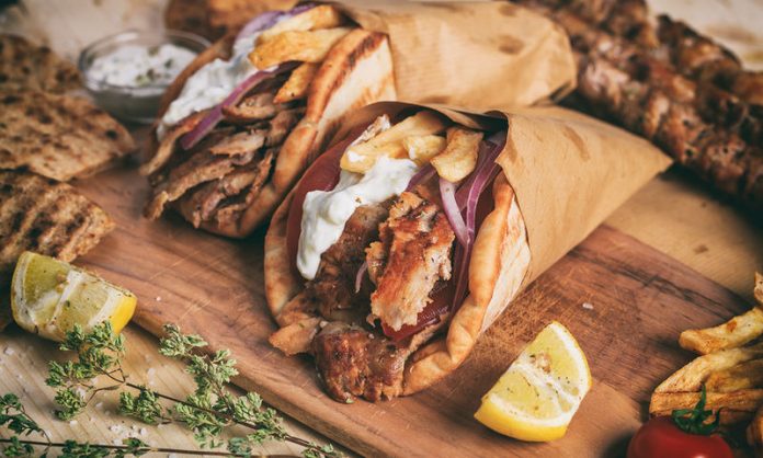 Σουβλάκι – Αυξάνεται η τιμή στο αγαπημένο φαγητό των Ελλήνων