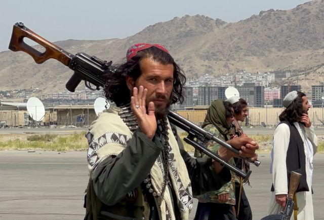 Ξέφρενα πανηγύρια των Ταλιμπάν για τη νίκη τους – Κάνουν παρέλαση μέσα σε αμερικανικά στρατιωτικά οχήματα