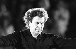 Μίκης Θεοδωράκης – Oταν σπουδαίες φωνές του εξωτερικού τραγούδησαν τις δημιουργίες του