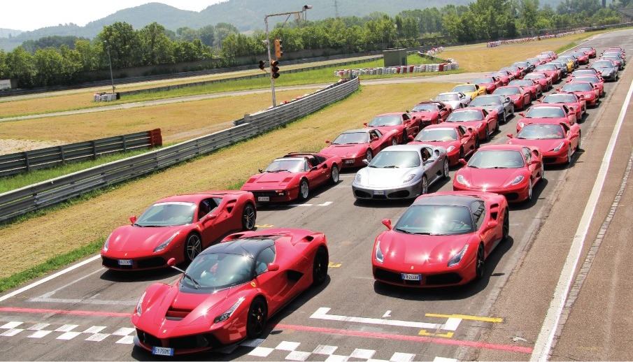 Πειραιάς – Road show με 30 Ferrari