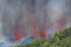 Εκρηξη ηφαιστείου – Στη Λα Πάλμα μεταβαίνει ο ισπανός πρωθυπουργός