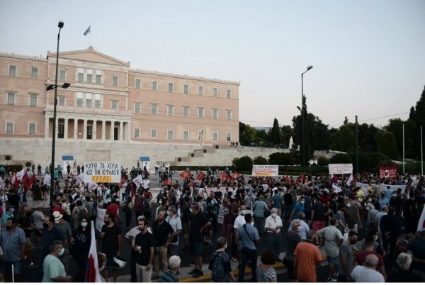 Ασφαλιστική μεταρρύθμιση – Σε θέση μάχης τα κόμματα ενόψει ΔΕΘ