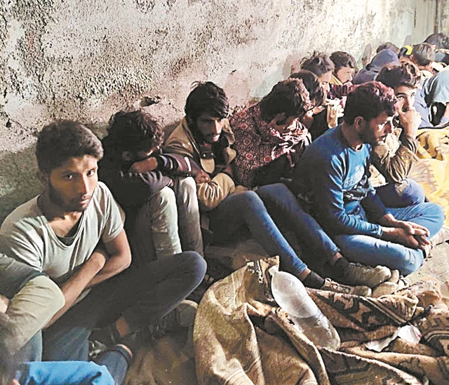 Οι τάφοι έγραφαν «Κανένας», «Παιδί» και «Αφγανός»