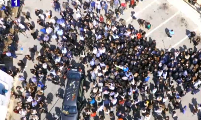 «Τον αντρειωμένο μην τον κλαις…» – Η Κρήτη αποχαιρέτησε με το σπουδαίο ριζίτικο τον Μίκη Θεοδωράκη