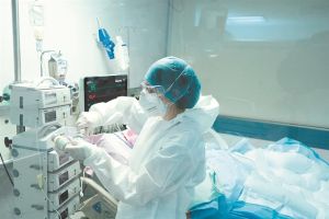 Από τους 348 σε ΜΕΘ οι 30 είναι πλήρως εμβολιασμένοι