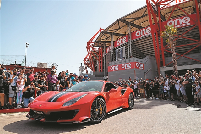 Φαντασμαγορικό θέαμα στον Πειραιά με πρωταγωνίστριες 30 Ferrari