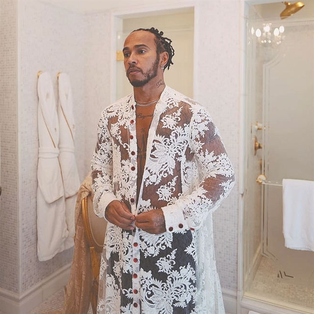 Σύμπλευση με πήχη ψηλά