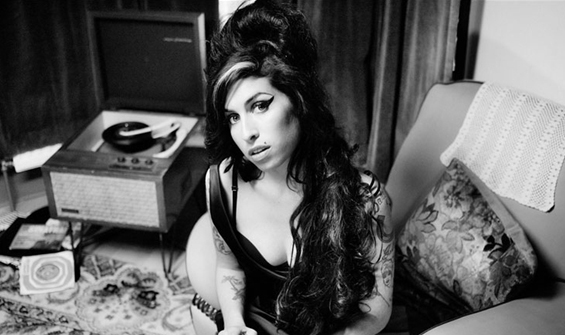 Ειμι Γουάινχαουζ – Μεγάλη δημοπρασία με τα προσωπικά της αντικείμενα