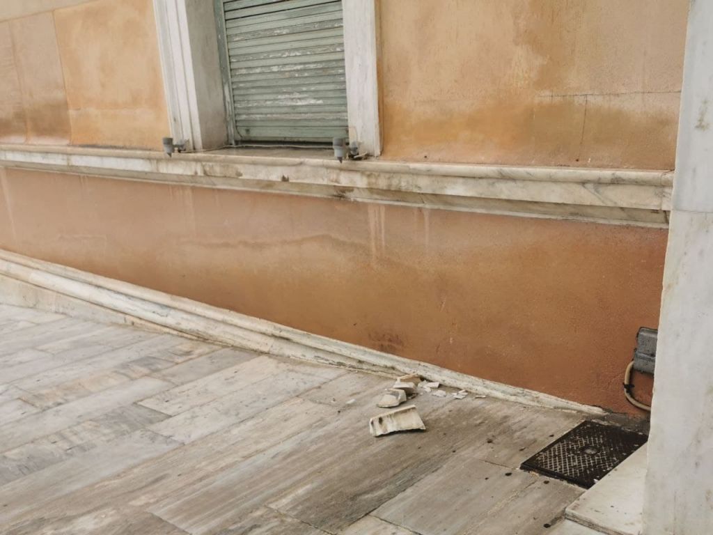Η κακοκαιρία «Μπάλλος» χτύπησε και τη Βουλή  – Επεσε μάρμαρο 150 ετών