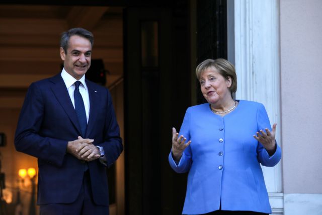 Με τα πόδια στο Μαξίμου η Μέρκελ – Στα γερμανικά η προσφώνηση από τον Μητσοτάκη