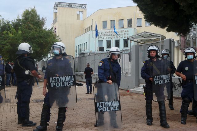 Θεσσαλονίκη – Αστακός το ΕΠΑΛ Σταυρούπολης – Ενταση μεταξύ Αστυνομίας και μελών της ΕΛΜΕ