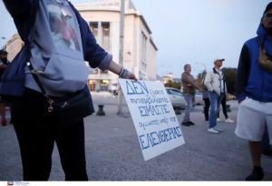 Λάρισα – Μήνυση κατά Μητσοτάκη, υπουργών και λοιμωξιολόγων κατέθεσαν αντιεμβολιαστές