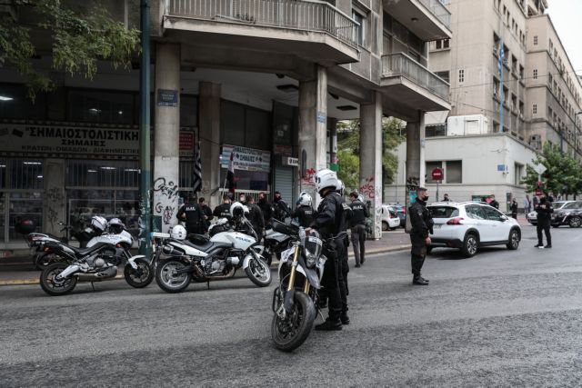 Πανικός στο κέντρο της Αθήνας – ΙΧ έπεσε πάνω σε μηχανές της ΔΙ.ΑΣ – Πυροβολισμοί από τον αστυνομικό