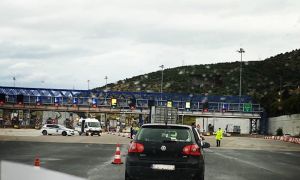 Κλειστή η Εθνική Οδός Κορίνθου – Πατρών – από διαμαρτυρίες Ρομά – Ενταση στην περιοχή