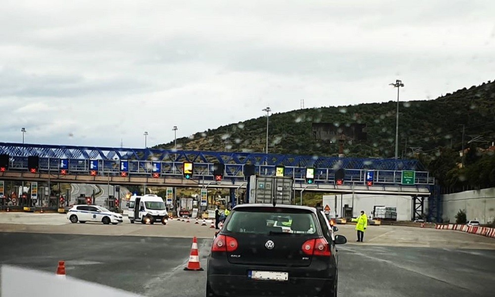 Κλειστή η Εθνική Οδός Κορίνθου – Πατρών – από διαμαρτυρίες Ρομά – Ενταση στην περιοχή