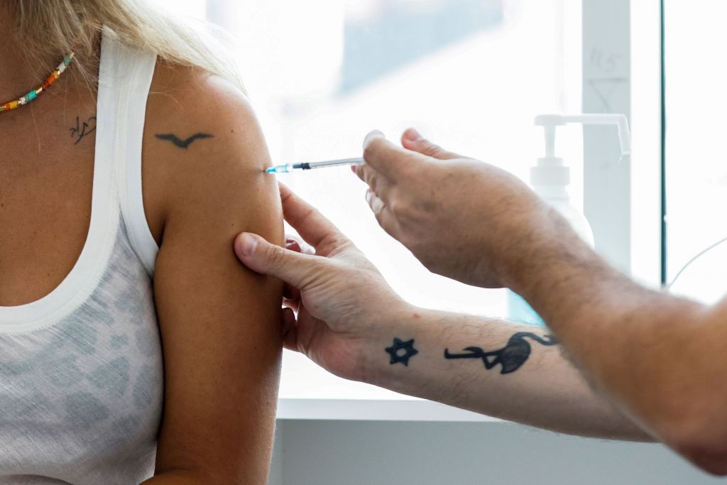 Κοροναϊός – Αν όλοι έκαναν το εμβόλιο, θα είχαμε 1 έως 5 θανάτους – Το υγειονομικό «φάουλ» των νέων μέτρων