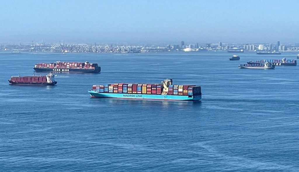 Πρωτόγνωρο «μποτιλιάρισμα» πλοίων στο λιμάνι του Λος Αντζελες – «Καθηλωμένα» 500.000 εμπορευματοκιβώτια