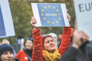 Η Βαρσοβία στην πόρτα της εξόδου από την ΕΕ