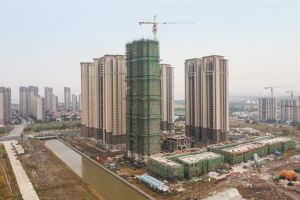 Επιστρέφει στα εργοτάξια μετά το «φλερτ» με τη χρεοκοπία