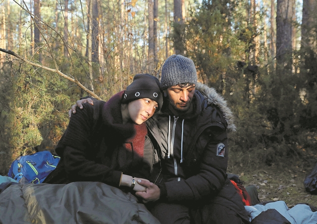 Στην γκρίζα ζώνη του ανθρωπισμού