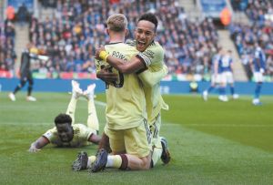 Με την παράδοση και το μομέντουμ υπέρ της