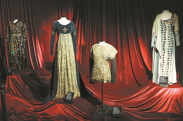 Η ιστορία των θεατρικών κοστουμιών στο μετρό του Συντάγματος