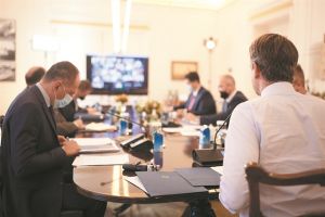 Νέοι μπλε φάκελοι στα υπουργικά γραφεία