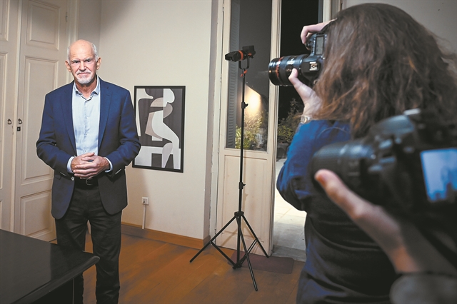 «Παρών» από Παπανδρέου με τρία μηνύματα