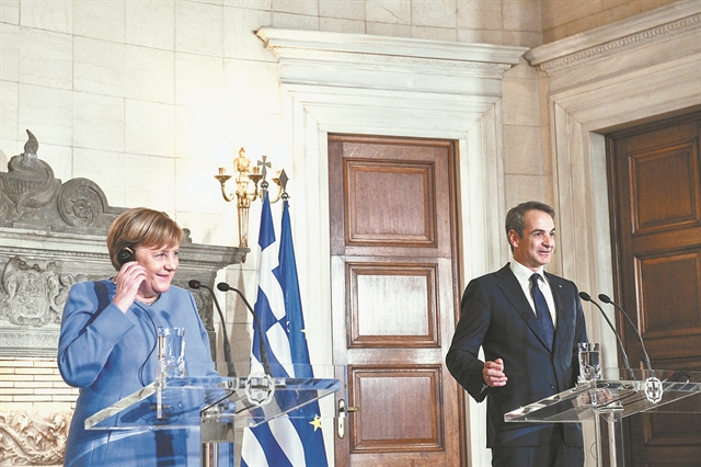 Αποχαιρετισμός με αιχμές και αμηχανία