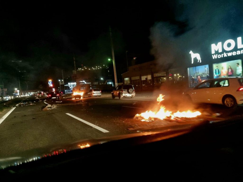 Από τον Ασπρόπυργο στα Μέγαρα και στην Εθνική Κορίνθου-Τρίπολης τα επεισόδια Ρομά-Αστυνομίας