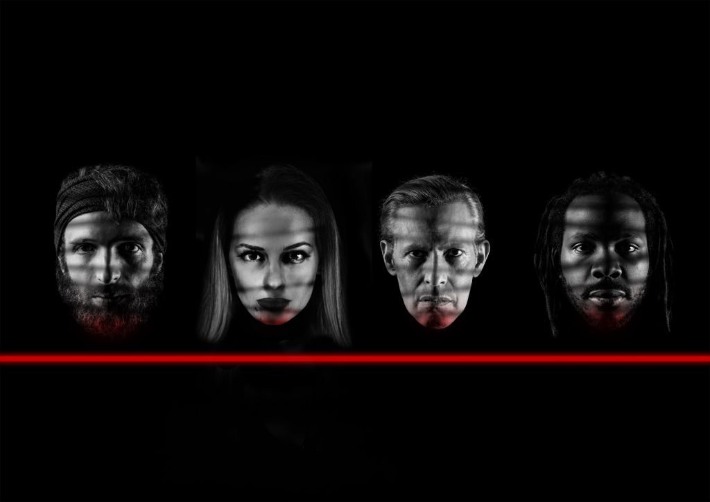 Ο Σαμουήλ Ακίνολα δίνει έναν «Αγώνα Νέγρου και Σκύλων» στο Θέατρο Τζένη Καρέζη