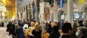 Θεσσαλονίκη – Συνωστισμός στον Αγιο Δημήτριο – Πιστοί βγάζουν τις μάσκες για να προσκυνήσουν την εικόνα