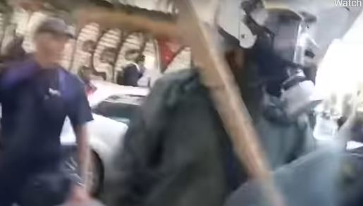 Εξάρχεια – Αστυνομικός των ΜΑΤ σπάει τζαμαρία και φωνάζει «ναι, είμαι τρελός…»