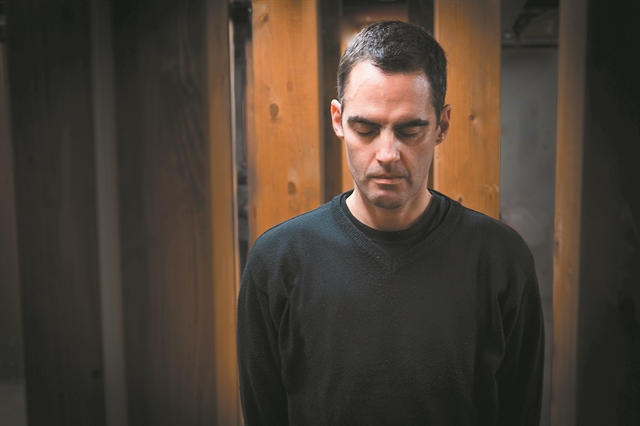 «Αντιλαμβάνομαι τον τοίχο με τις φωτογραφίες ως σελίδα»