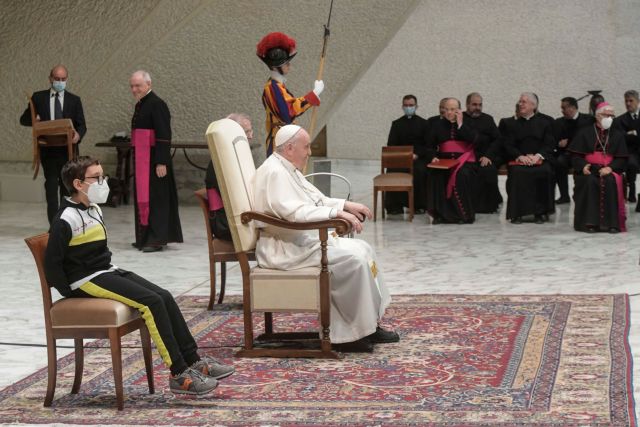 Βατικανό – Επίμονος 10χρονος κλέβει την παράσταση στην ακρόαση του πάπα Φραγκίσκου