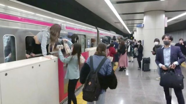 Επίθεση με μαχαίρι σε τρένο στο Τόκιο – Στους 17 οι τραυματίες