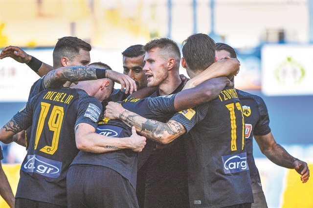 Σκέφτεται την τριάδα