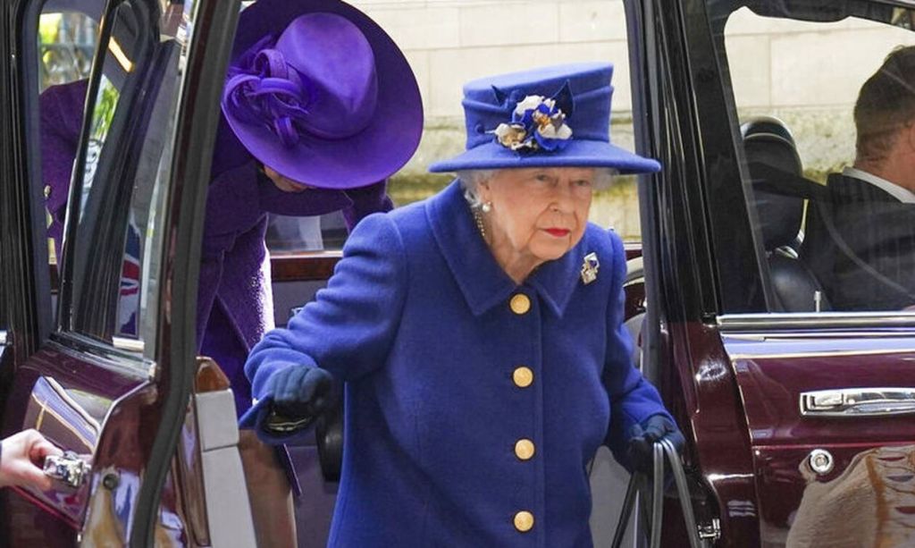 Χαμός στη Μεγάλη Βρετανία – Με μπαστούνι η Βασίλισσα Ελισάβετ μετά από 18 χρόνια