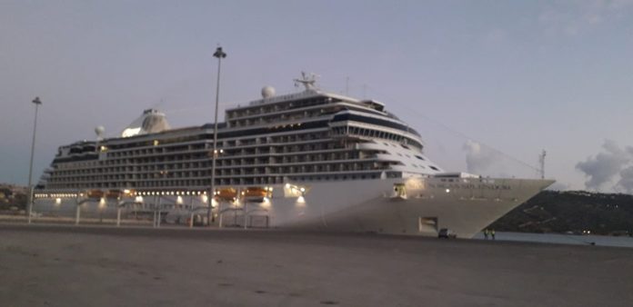 Κρήτη – Στο λιμάνι της Σούδας το εξάστερο κρουαζιερόπλοιο Seven Seas Splendor