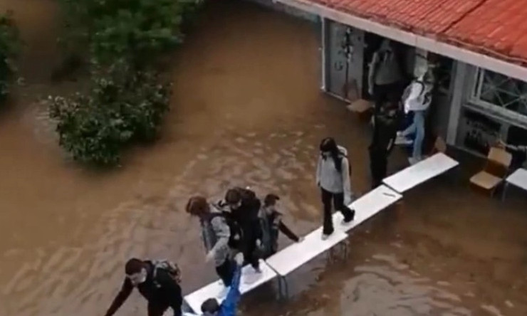 Μαθητές στη Νέα Φιλαδέλφεια σχημάτισαν γέφυρα με θρανία για να φύγουν από πλημμυρισμένο σχολείο