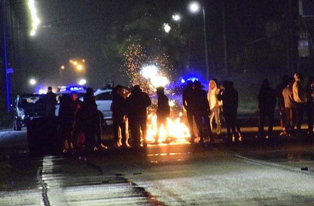 Εκρυθμη η κατάσταση μετά τον θάνατο Ρομά στο Πέραμα –  Αστυνομικοί τραυματίστηκαν στα Μέγαρα