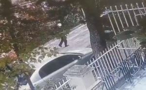 Πυροβολισμοί στην Κηφισιά – Η στιγμή που οι αστυνομικοί τρέχουν να συλλάβουν τον πιστολέρο