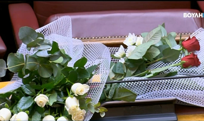 Φώφη Γεννηματά – Λουλούδια στο έδρανό της κι ενός λεπτού σιγή στη Βουλή