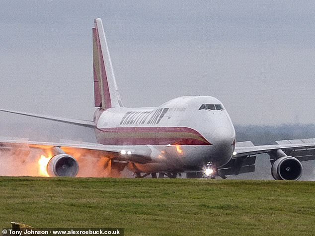 Βρετανία – Αεροσκάφος έπιασε φωτιά κατά την προσγείωσή του