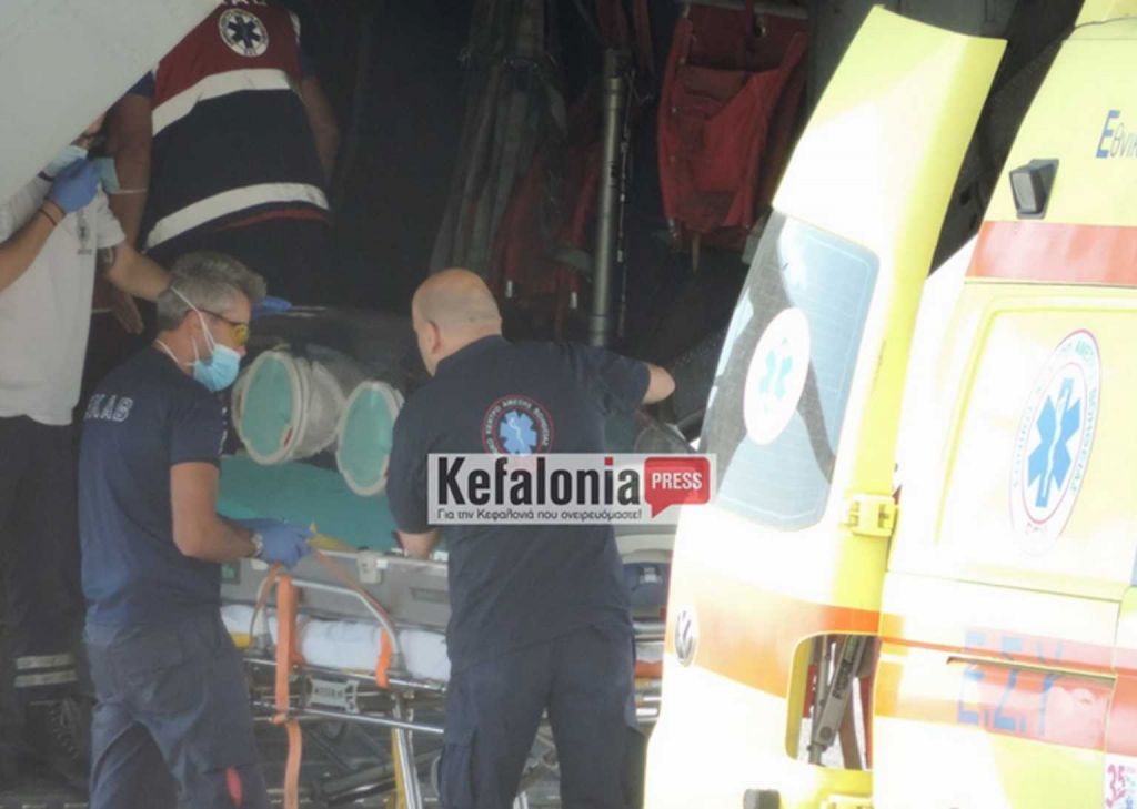 Αεροδιακομιδή ασθενούς με κοροναϊό μέσα σε ειδική κάψουλα