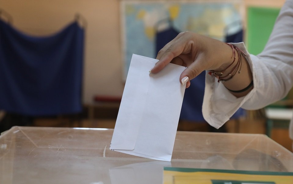 Δημοσκόπηση – Διψήφια η διαφορά ΝΔ και ΣΥΡΙΖΑ – Η άποψη των πολιτών για ελληνογαλλική συμφωνία και διαγραφή Μπογδάνου