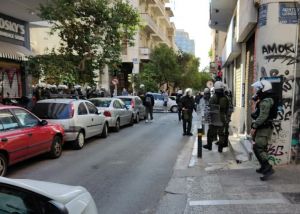 Εξάρχεια – Χημικά και προσαγωγές μετά από πορεία για τη θανάσιμη καταδίωξη στο Πέραμα