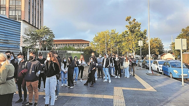 ΑΕΙ με διά ζώσης και online διδασκαλία αλλά και ουρές