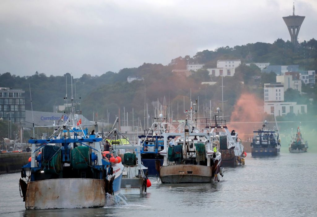 Πυρ και μανία οι Βρετανοί με τους Γάλλους ψαράδες – Απειλούν να βγάλουν έξω τον Στόλο